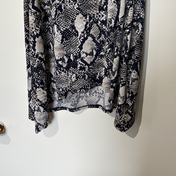 🎉4/30$🎉 Jones New York (L) Black and Cream Snake Print Top - Picture 4 of 5
